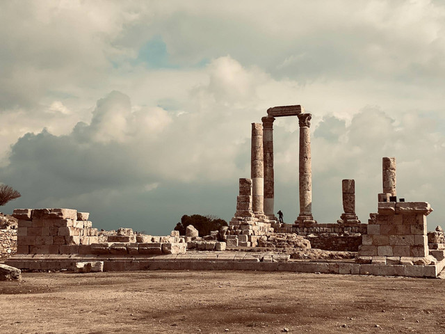 Ilustrasi peninggalan teertulis tertua di Indonesia. Sumber foto: Unsplash