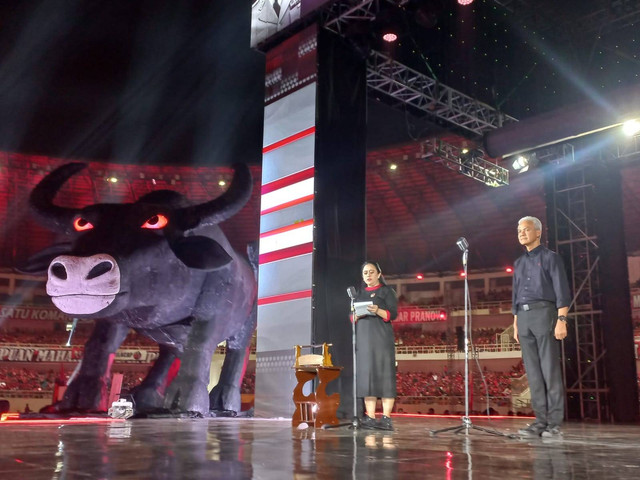 Puan Maharani dan Ganjar Pranowo memberi sambutan saat Apel Siaga kader PDIP di Stadion Jatidiri Semarang pada Jumat (25/8/2023) malam. Foto: Intan Alliva/kumparan