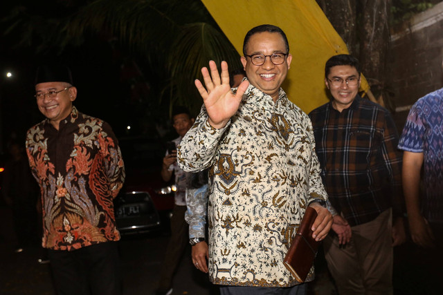 Bacapres dari Koalisi Perubahan untuk Persatuan, Anies Baswedan (tengah) menyapa wartawan saat pertemuan dengan Majelis Tinggi Partai Demokrat Susilo Bambang Yudhoyono (SBY) di Puri Cikeas, Kabupaten Bogor, Jawa Barat, Jumat (25/8/2023). Foto: Asprilla Dwi Adha/Antara Foto
