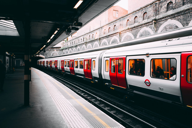 Ilustrasi Solat di Kereta. Foto: Unsplash/Thomas Anton Escobar