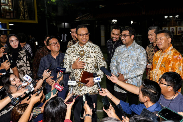 Bacapres dari Koalisi Perubahan untuk Persatuan, Anies Baswedan (tengah) didampingi tim delapan menjawab pertanyaan wartawan usai pertemuan dengan Majelis Tinggi Partai Demokrat Susilo Bambang Yudhoyono (SBY) di Puri Cikeas, Kabupaten Bogor. Foto: Asprilla Dwi Adha/Antara Foto
