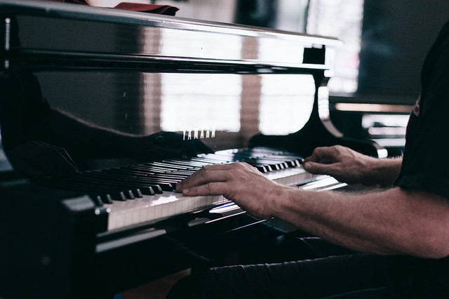 Ilustrasi konser jacob collier di Jakarta. Sumber: www.unsplash.com