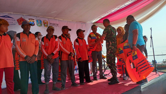Pembagian safety jacket kepada nelayan Pantai Bulak Kenjeran, Surabaya. Foto: Dok. Casa Grande