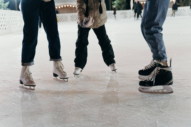 Harga tiket ice skating di Bintaro, foto hanya ilustrasi: Pexels/cottonbro studio