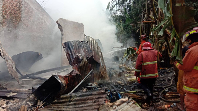 Gudang rongsokan di Jalan Gunung Kancil, Gang Menara 2, Kelurahan Jaga Baya II, Kecamatan Way Halim, Bandar Lampung kebakaran. | Foto: Dok BPBD Kota Bandar Lampung