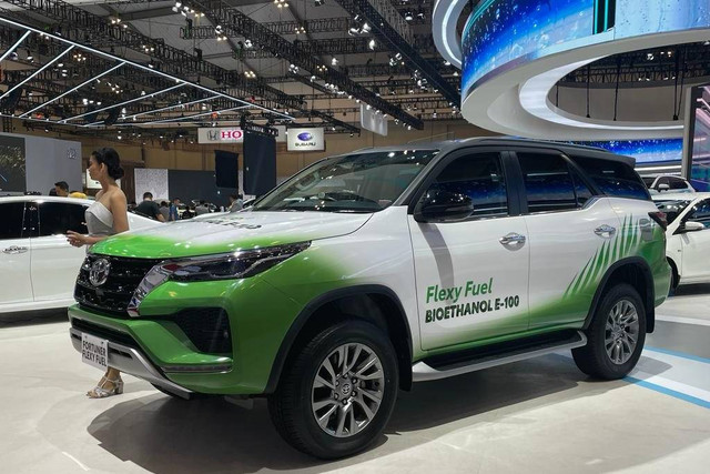 Toyota Fortuner Flexy Fuel yang bisa tenggak bahan bakar bioetanol 100 persen atau E100. Foto: Sena Pratama/kumparan