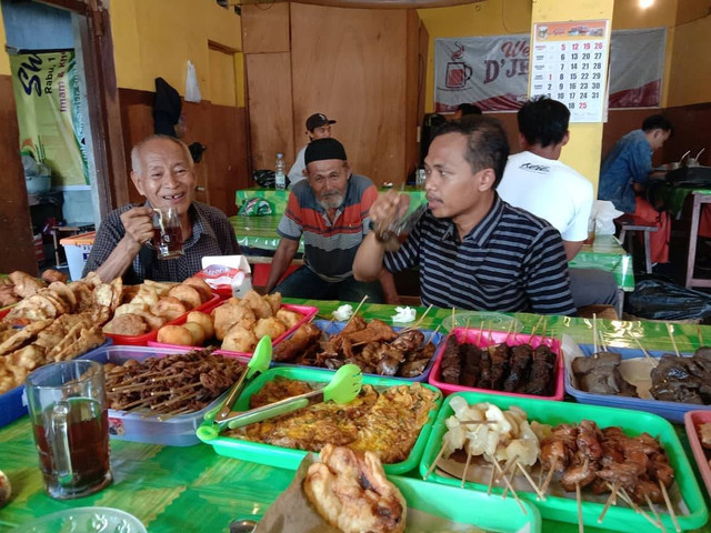Penulis (kanan) bersama dengan Don Hasman disalah satu wedangan di Kota Solo.