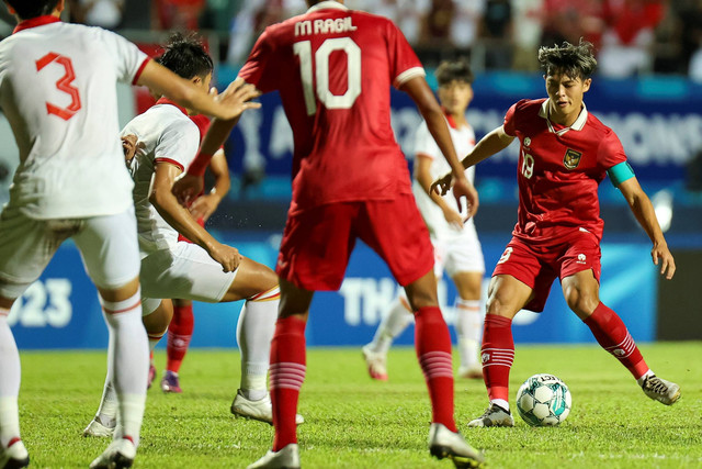 Pesepak bola Timnas U-23 Indonesia Alfeandra Dewangga Santosa (kanan) bersiap menendang bola saat melawan Timnas U-23 Vietnam dalam pertandingan babak Final Piala AFF U-23 2023 di Rayong Provincial Stadium, Thailand, Sabtu (26/8/2023). Foto: Humas PSSI/HO ANTARA FOTO