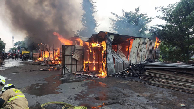 Petugas damkar memadamkan kebakaran rumah bedeng di Cakung, Jakarta Timur, Minggu (27/8). Foto: Sudin Gulkarmat Jaktim