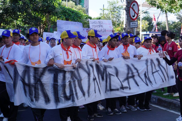 Simulasi aksi Mahasiswa Baru terhadap hasil tuntutan RUU Desa yang dilakukan di Kampus B Universitas Airlangga,jum'at (25/07/2023).