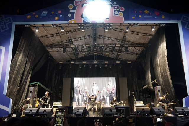 Jamrud Obati Kerinduan Warga Singkawang di Festival Literasi Digital. Foto: Dixi Janatan