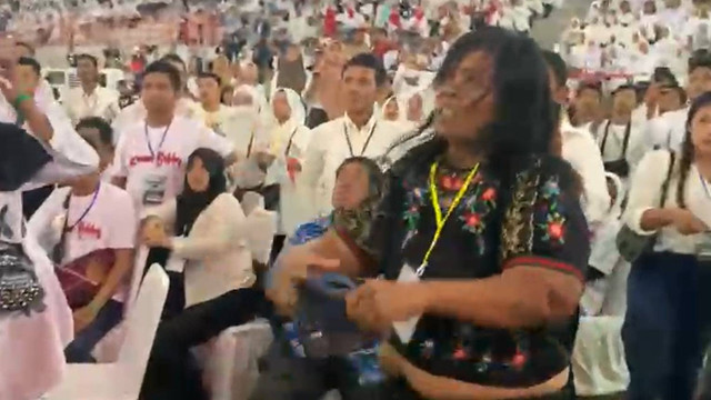 Seorang perempuan mengamuk di acara Relawan Bobby Nasution yang dihadiri Presiden Jokowi. Foto: Dok. Istimewa