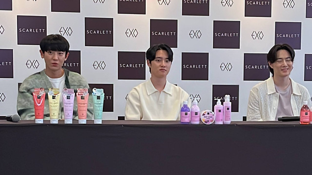 Para member EXO saat menghadiri acara press conference Meet & Greet Scarlett EXO Glow To You di Beach City International Stadium, Minggu (27/8). Foto: Ela Nurlaela/kumparan