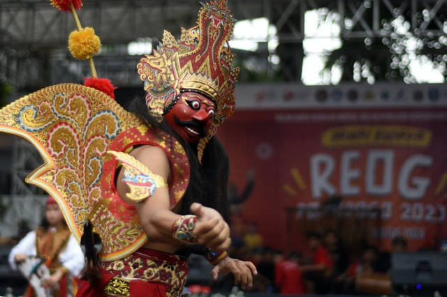 Seniman mementaskan Reog Ponorogo dalam pawai budaya Reog Ponorogo di Kantor Kemenko Pembangunan Manusia dan Kebudayaan di Jakarta, Minggu (27/8/2023). Foto: Indrianto Eko Suwarso/ANTARA FOTO