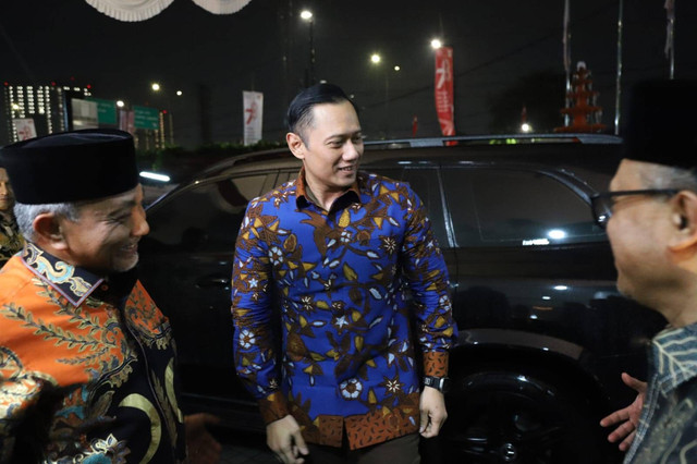 Agus Harimurti Yudhoyono (AHY) tiba di DPP PKS untuk menghadiri acara pagelaran wayang kulit, Minggu (27/8/2023). Foto: Fitra Andrianto/kumparan