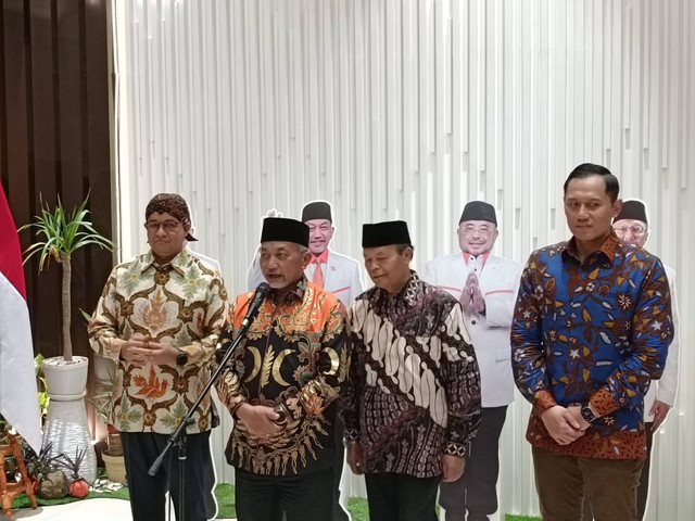 Konferensi Pers Presiden PKS, Ahmad Syaikhu, Bacapres Koalisi Perubahan untuk Persatuan, Anies Baswedan, Wakil Ketua Majelis Syuro PKS, Hidayat Nur Wahid dan Ketua Umum Partai Demokrat, Agus Harimurti Yudhoyono di Kantor DPP PKS, Jakarta. Foto: Zamachsyari/kumparan