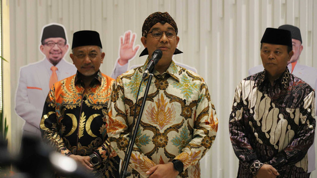 Bacapres dari Partai PKS Anies Baswedan, Agus Harimurti Yudhoyono (AHY), Presiden Partai Keadilan Sejahtera (PKS) Ahmad Syaikhu dan Hidayat Nur Wahid memberikan keterangan di di DPP PKS, Minggu (27/8/2023). Foto: Fitra Andrianto/kumparan