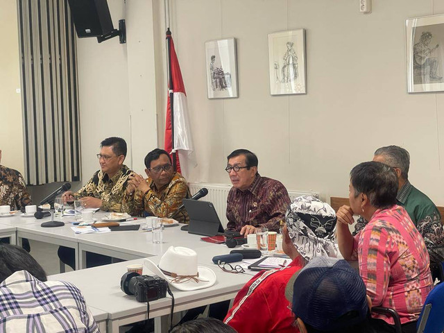 Menteri Koordinator Bidang Polhukam, Mahfud MD, bersama Menteri Hukum dan Hak Asasi Manusia, Yasonna Laoly, bertemu eks Mahasiswa Ikatan Dinas di Belanda, Minggu 27 Agustus 2023 waktu setempat. (Foto: Kemenkumham)