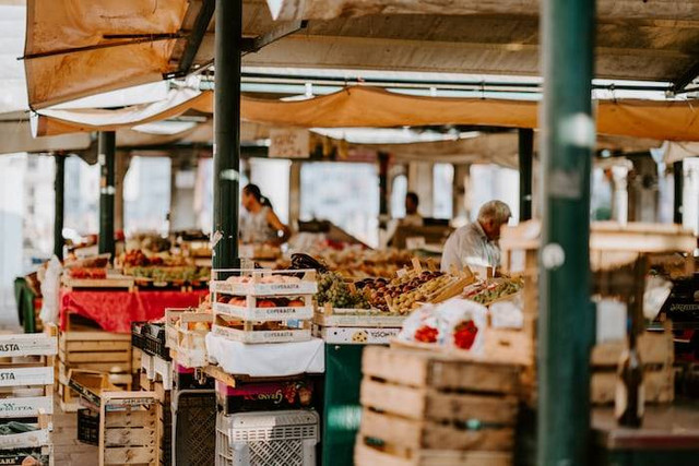 Ilustrasi jam operasional Central Market PIK. Sumber: unsplash.com/ Annie Spratt