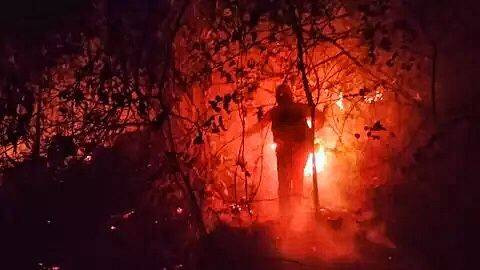 Petugas berusaha memadamkan api yang kembali menyala di Blok Cileutik, Senin pagi (28/8). Dok: BPBD Kuningan.