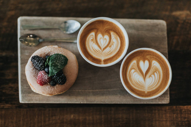 Ilustrasi Cafe Murah di Malang. Sumber: Unsplash/Nathan Dumlao