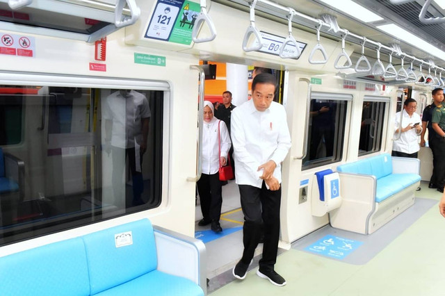 Presiden Joko Widodo saat meresmikan LRT Jabodebek di Stasiun Cawang, Jakarta, Senin (28/8/2023). Foto: Agus Suparto