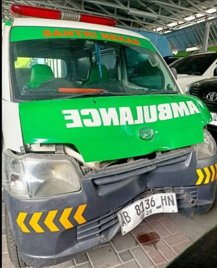 Mbulans yang mengalami kecelakaan di Jalan Kaliurang, Sleman, Sabtu (26/8) malam. Foto: Instagram @azizwashere