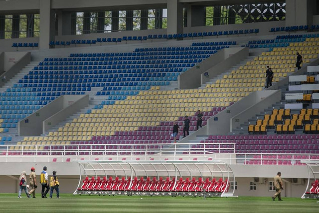 Tim dari FIFA melakukan pengecekan rumput dan fasilitas di Stadion Manahan, Solo, Jawa Tengah, Senin (28/8/2023). Foto: Mohammad Ayudha/ANTARA FOTO