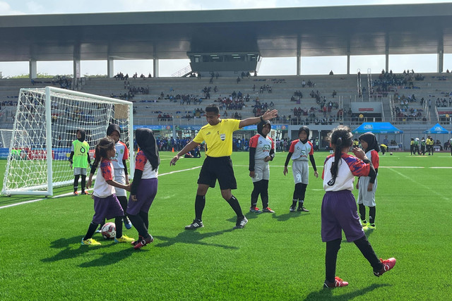 SD 2 Kesambi melawan MI NU Basyirul Anam pada pertandingan hari pertama MilkLife Soccer Challenge Batch 2, Senin (28/8/2023). Foto: Aji Nugrahanto/kumparan