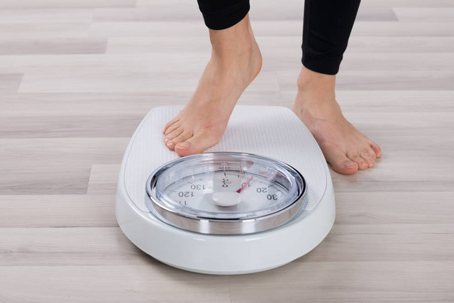 Ilustrasi menimbang berat badan. Foto: Shutterstock