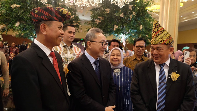 Mendag Zulkifli Hasan saat menghadiri resepsi pernikahan putra mantan Pj Gubernur Banten Nata Irawan, Muhammad Rizyantana Irawan dengan Nuruma di Sasana Kriya Mandira Ballroom, TMII pada Minggu (27/8). Foto: Kemendag RI