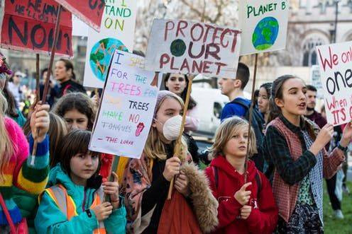 Generasi muda merupakan salah satu kelompok demografis yang rentan dirugikan oleh perubahan iklim (Foto: Shutterstock)