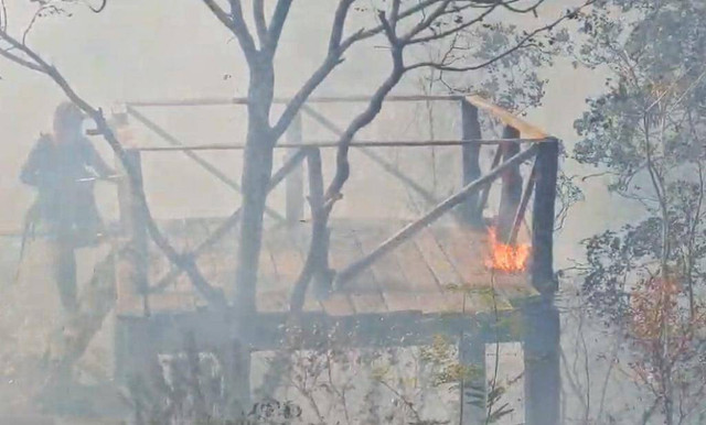 Seorang petugas BPBD saat memadamkan api menggunakan Jet Shooter di Wisata Batu Sepur. (28/8/2023) Foto: Dok. kumparan
