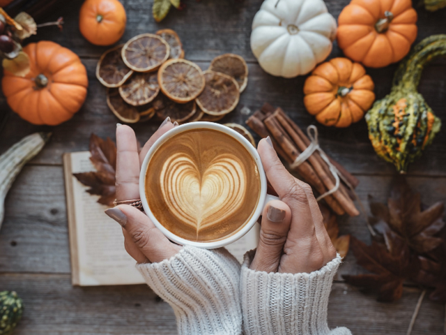 Ilustrasi contoh warna latte. Sumber: unsplash.com/PrchiPalwe.