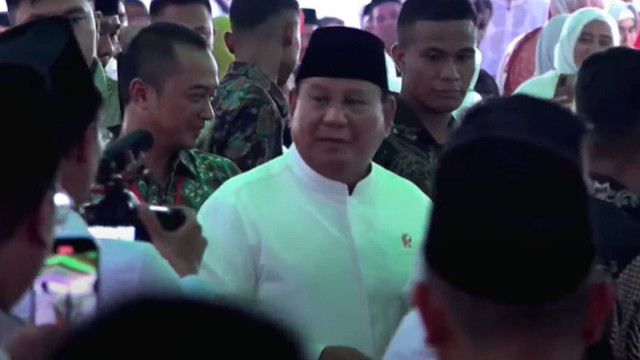Menhan Prabowo Subianton menghadiri Muktamar Sufi Internasional di Sahid International Convention Center, Pekalongan, Selasa (29/8/2023). Foto: Youtube/Garuda TV