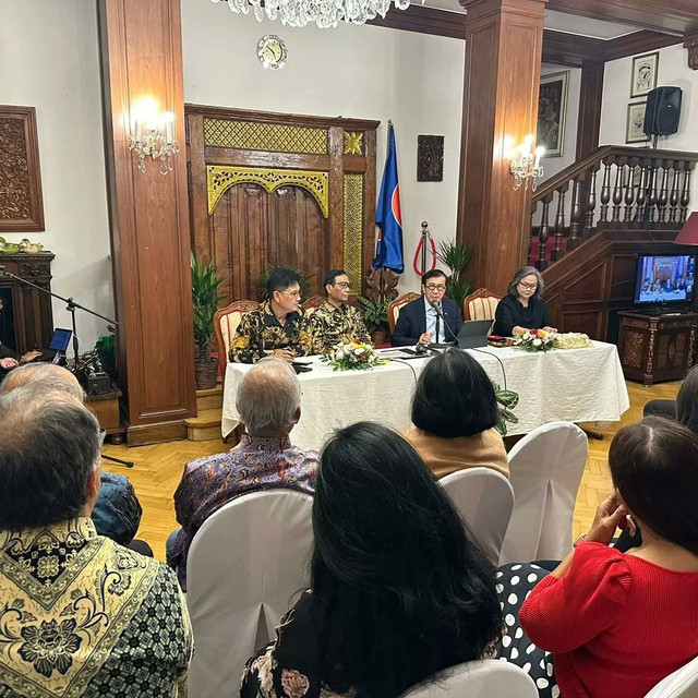 Menkum HAM, Yasonna Laoly,  bersama Menko Polhukam, Mahfud MD, saat bertemu eks Mahasiswa Ikatan Dinas di Praha, Senin 28 Agustus 2023 waktu setempat. (Foto: Kemenkumham)
