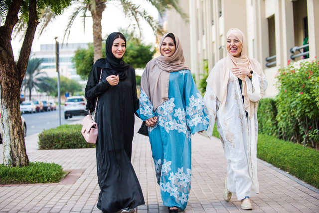 Ilustrasi perempuan pakai abaya. Foto: oneinchpunch/Shutterstock
