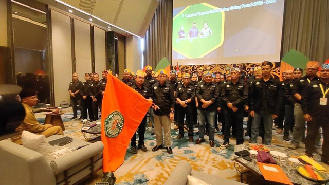 Pelantikan ditandai penyerahan bendera pataka oleh Ketua Umum GAPKI Eddy Martono kepada Ketua GAPKI cabang Kalteng yang baru, Syaiful Panigoro di ballrom Mercure Hotel Pangkalan Bun, Selasa (29/8/2023). Foto: Lukman Hakim/InfoPBUN