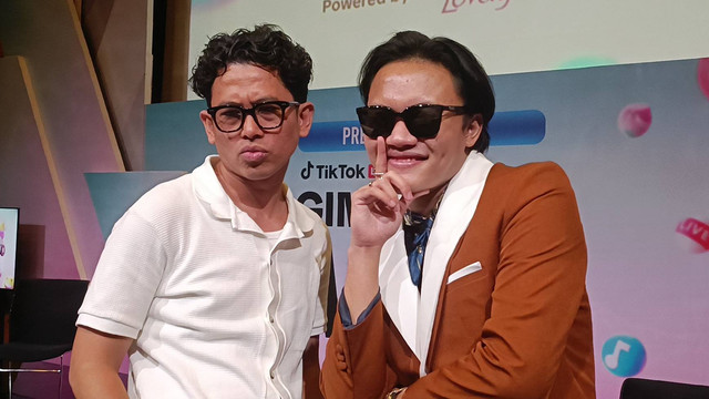 Rizky Febian dan Budi Doremi dalam konferensi pers program Gimme The Mic di SCTV Tower, Senayan City, Jakarta Pusat, Selasa (29/8/2023).  Foto: Giovanni/kumparan