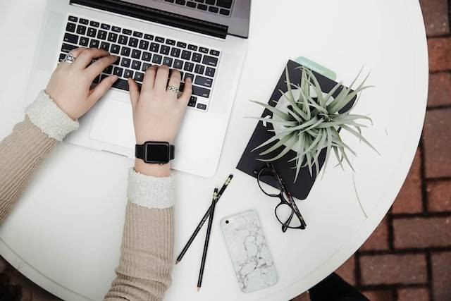 Ilustrasi cara cek SLIK pribadi secara online di laman idebku. Foto: Unsplash. 