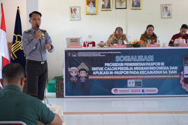 Pemaparan Materi oleh Kasubsi TI, Inteldakim, Kantor Imigrasi Kelas III Non TPI Palopo, Yulius Lilingan.(dok.HumasKAPOLO)