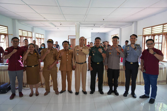 Foto Bersama Giat Sosialisasi Keimigrasian dan Pembentukan Desa Binaan Imigrasi (dok.HumasKAPOLO)