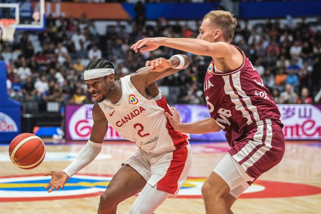 Pebasket Timnas Kanada Shai Gilgeous-Alexander (kiri) berusaha melewati hadangan pebasket Timnas Latvia Arturs Zagars (kanan) dalam laga babak fase grup FIBA World Cup 2023 di Indonesia Arena, Gelora Bung Karno, Jakarta, Selasa (29/8/2023). Foto: Galih Pradipta/ANTARA FOTO
