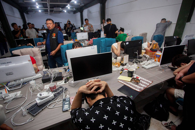 Polisi mengamankan puluhan warga negara asing (WNA) asal Tiongkok saat penggerebekan di dalam kawasan Cammo Industrial Park, Batam, Kepulauan Riau, Selasa (29/8/2023). Foto: Teguh Prihatna/ANTARA FOTO