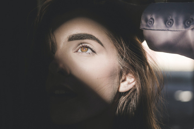 Ilustrasi Cara Merapikan Alis. Unsplash/Garin C.