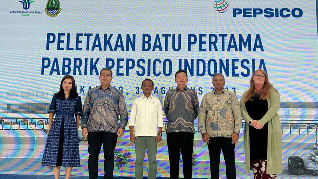 Menteri Investasi/Kepala BKPM Bahlil Lahadalia meresmikan peletakan batu pertama pabrik PepsiCo pertama di Indonesia di Cikarang, Rabu (30/8/2023). Foto: Fariza Rizky Ananda/kumparan