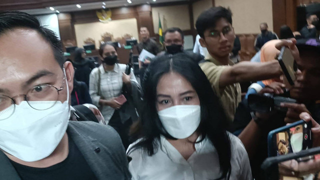 Istri  Rafael Alun, Ernie Mieke Torondek, hadir di sidang PN Jakarta Pusat, Rabu (30/8). Foto: Hedi/kumparan