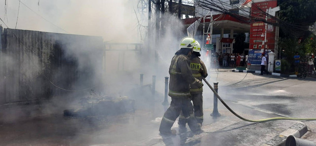 Sebuah tempat tambal ban yang sekaligus jual bensin eceran di Jalan Raya Matraman, Kebon Manggis, Jaktim samping SPBU Berlan, ludes dilahap si jago merah, Rabu (30/8). Foto: Dok. Sudin Gulkarmat Jaktim