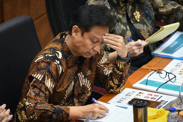 Menteri Kesehatan (Menkes) Budi Gunadi Sadikin menyampaikan paparan saat rapat kerja bersama dengan Komisi IX DPR RI di kompleks Parlemen, Senayan, Jakarta, Rabu (30/8/2023). Foto: Aditya Pradana Putra/ANTARA FOTO