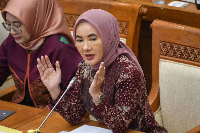 Direktur Utama PT Pertamina (Persero) Nicke Widyawati menyampaikan paparannya dalam rapat dengar pendapat (RDP) dengan Komisi VII DPR di kompleks Parlemen, Senayan, Jakarta, Rabu (30/8). Foto: ANTARA FOTO/Aditya Pradana Putra